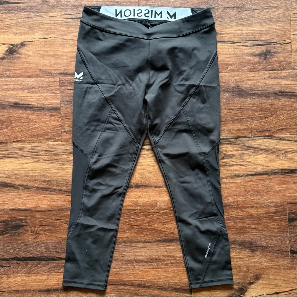 W’s large Mission Capri Leggings Fitted Black -Mesh leg detail with Reflective